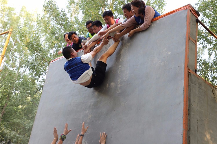 [上海西點(diǎn)一號(hào)軍訓(xùn)基地]]戰(zhàn)狼特訓(xùn)一日拓展活動(dòng)